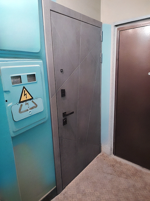 Серая квартирная дверь Серая квартирная дверь