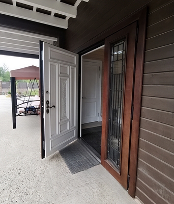 Парадная дверь с резьбой, стеклом и ковкой в коттедж – пример работы в июле Парадная дверь с резьбой, стеклом и ковкой в коттедж – пример работы в июле